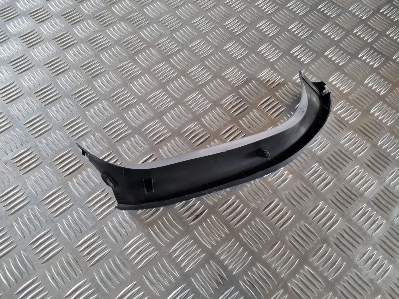 Bagāžnieka vāka apdare priekš TOYOTA AURIS 2007 2 Bagāžnieka vāka apdare priekš TOYOTA AURIS 2007