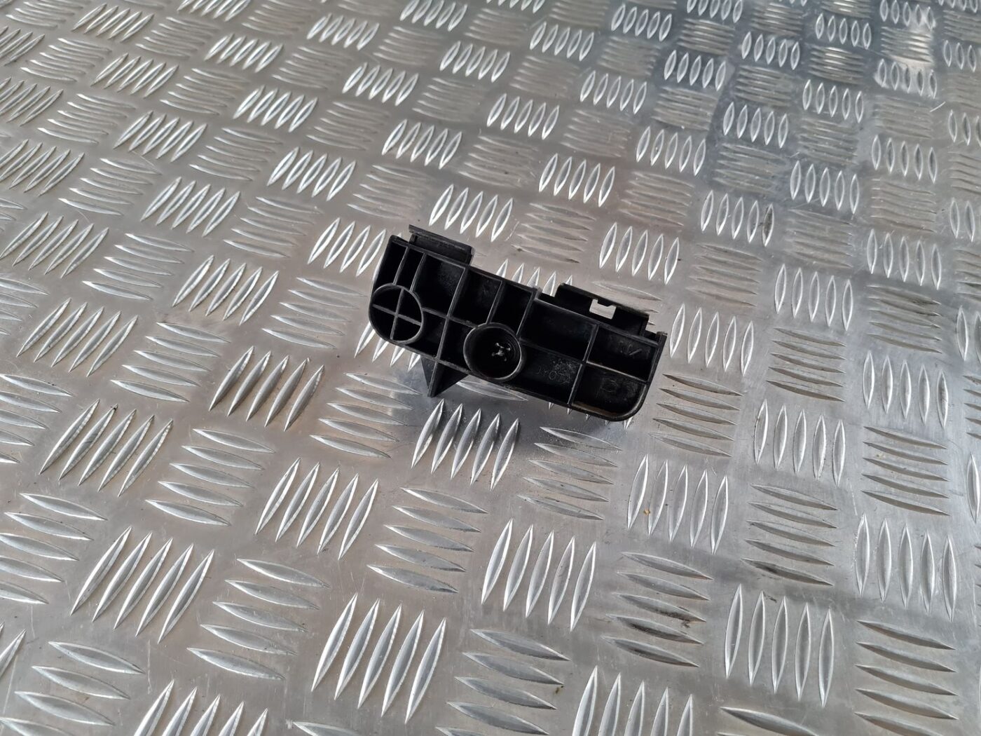 Aizmugurēja bufera kronšteins priekš TOYOTA AURIS 2007