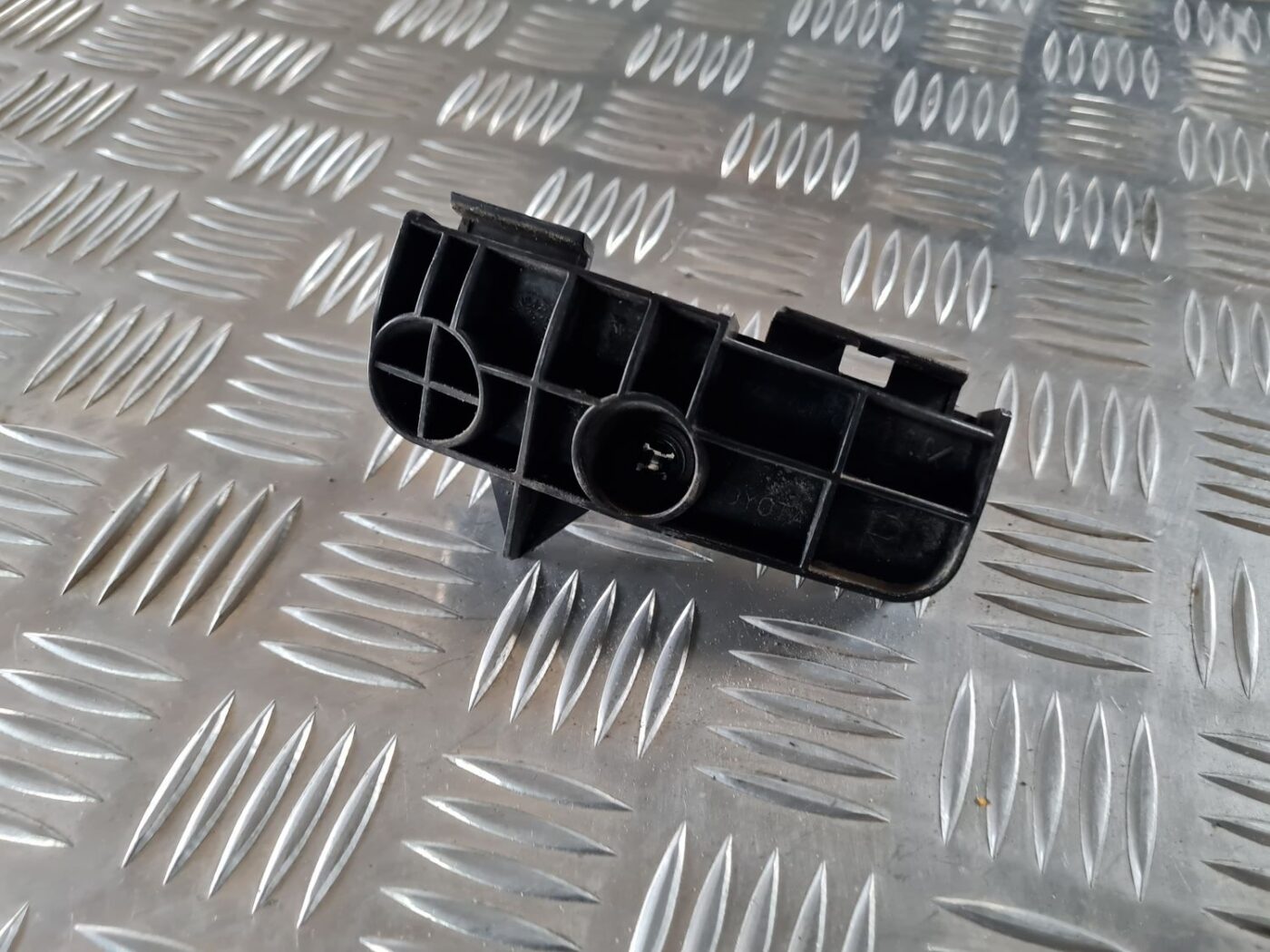 Aizmugurēja bufera kronšteins priekš TOYOTA AURIS 2007