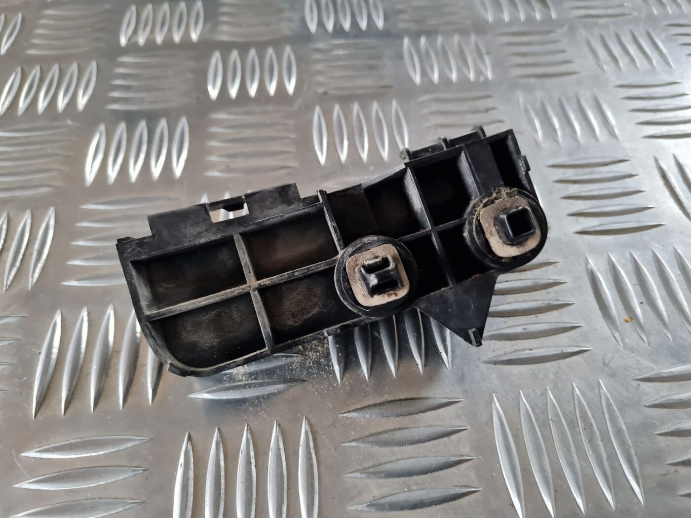 Aizmugurēja bufera kronšteins priekš TOYOTA AURIS 2007