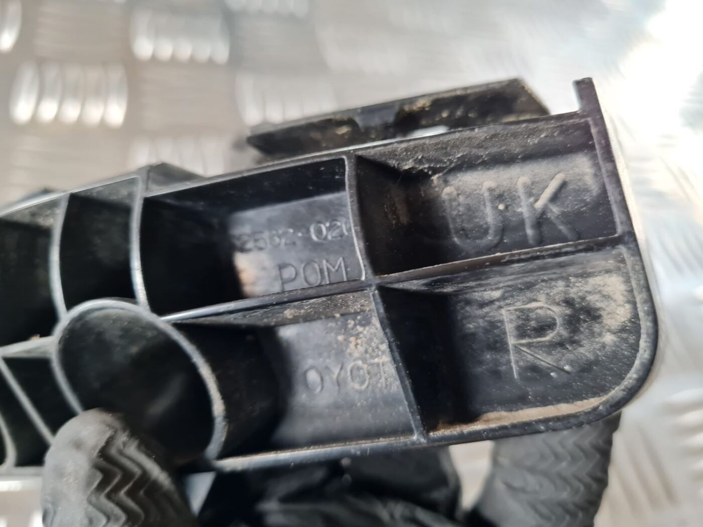 Aizmugurēja bufera kronšteins priekš TOYOTA AURIS 2007