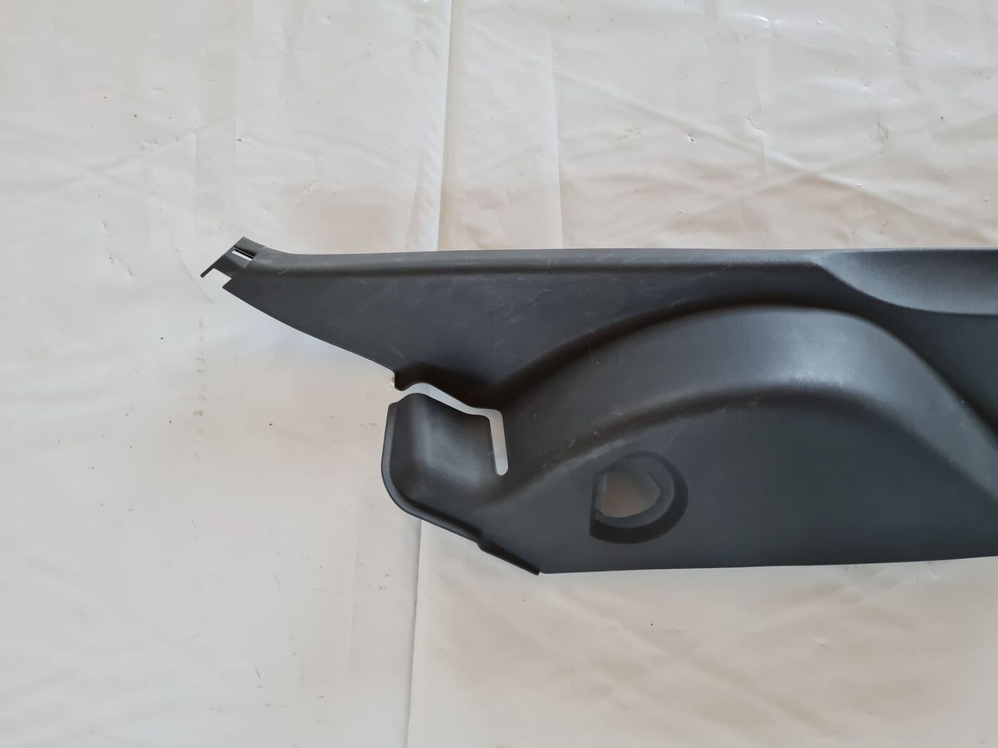 Bagāžnieka nodalījuma sānu apdare priekš TOYOTA AURIS 2007