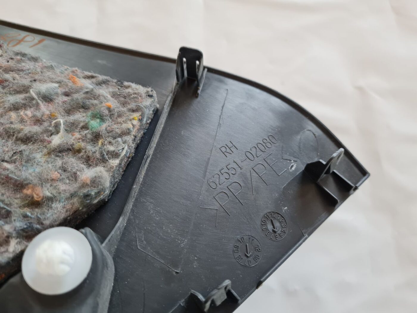 Bagāžnieka nodalījuma sānu apdare priekš TOYOTA AURIS 2007