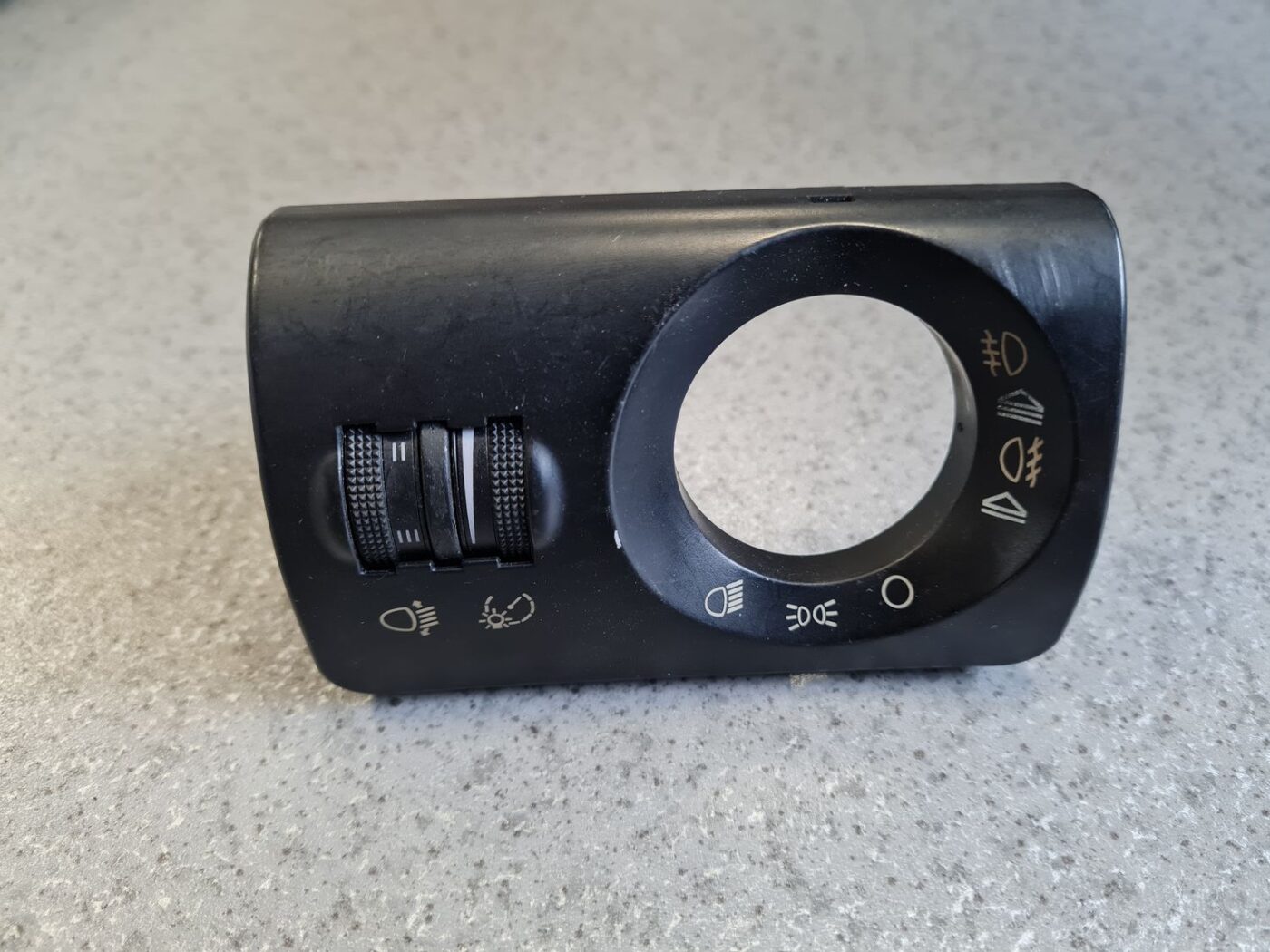 Mērinstrumentu paneļa pārslēgšanas pogas priekš AUDI A6 AVANT 2003 2 Mērinstrumentu paneļa pārslēgšanas pogas priekš AUDI A6 AVANT 2003