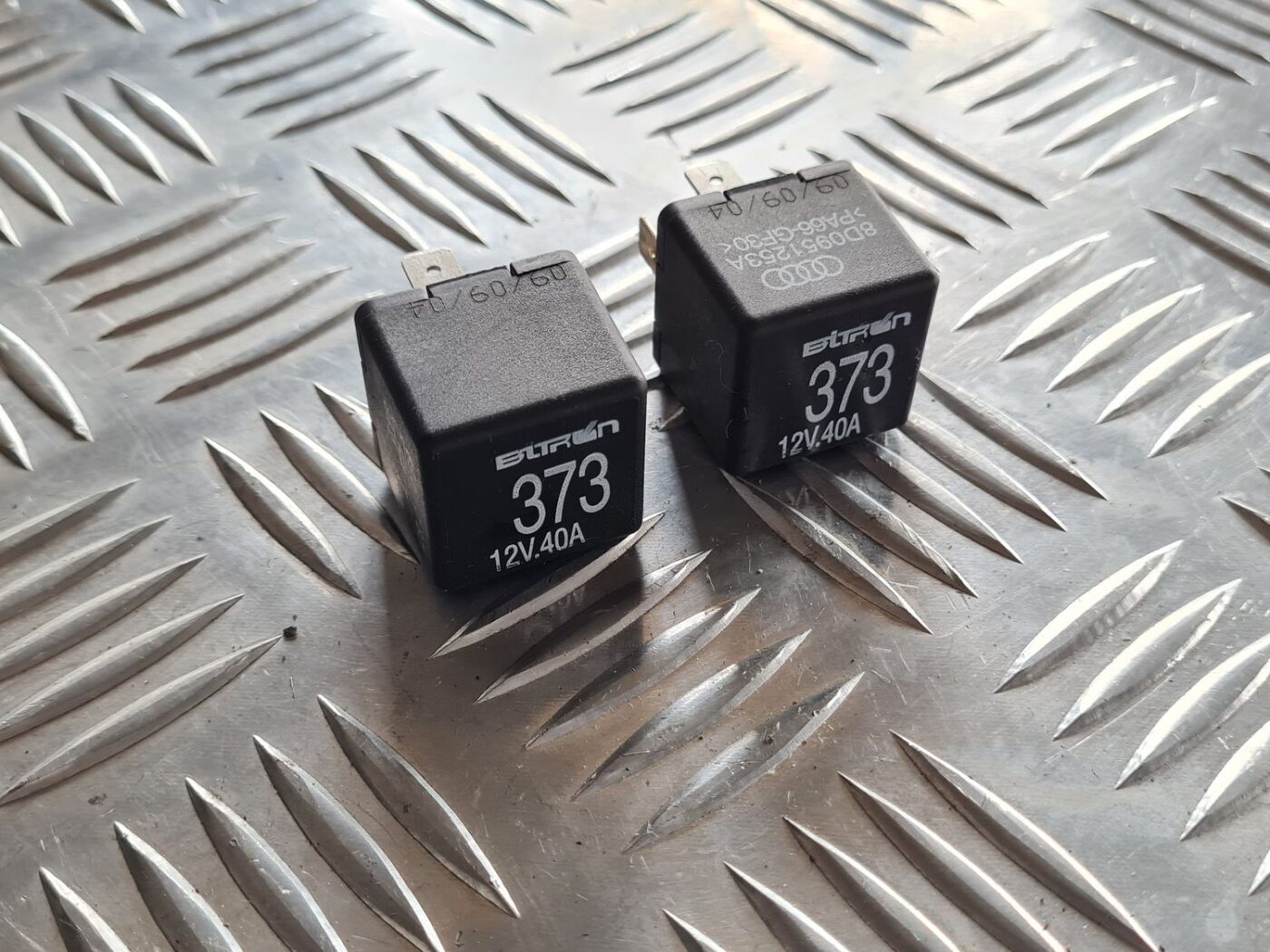 Drošinātāju releja priekš VW PASSAT 2004 UNIVERSAL GREY 1 Drošinātāju releja priekš VW PASSAT 2004 UNIVERSAL GREY