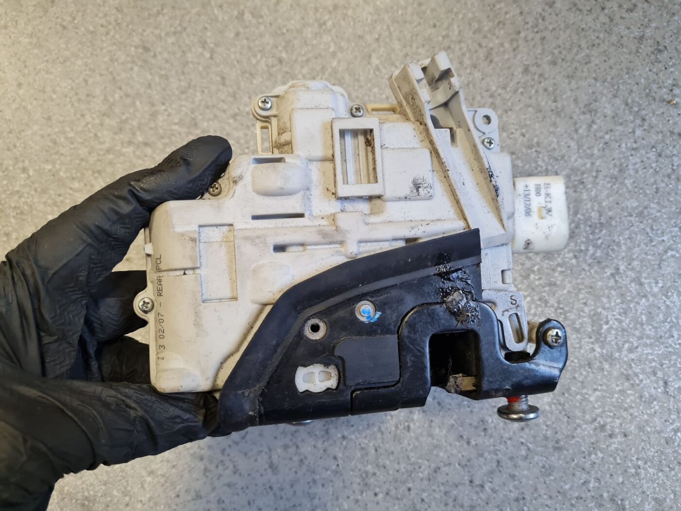 Aizmugurējo kreiso durvju slēdzene priekš AUDI A6 AVANT 2006 8 Aizmugurējo kreiso durvju slēdzene priekš AUDI A6 AVANT 2006