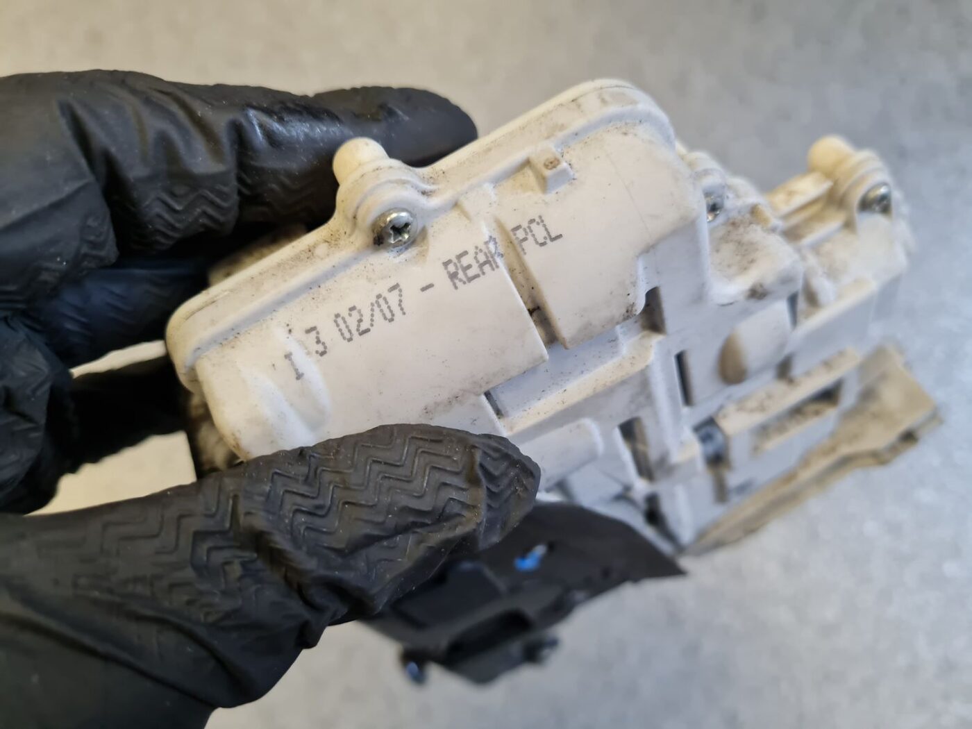 Aizmugurējo kreiso durvju slēdzene priekš AUDI A6 AVANT 2006 7 Aizmugurējo kreiso durvju slēdzene priekš AUDI A6 AVANT 2006