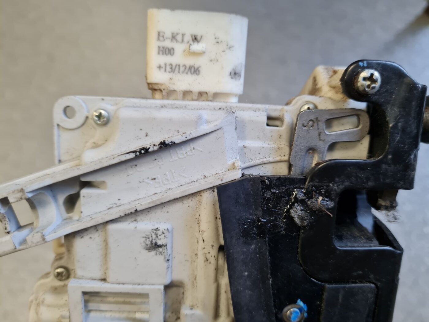 Aizmugurējo kreiso durvju slēdzene priekš AUDI A6 AVANT 2006 6 Aizmugurējo kreiso durvju slēdzene priekš AUDI A6 AVANT 2006