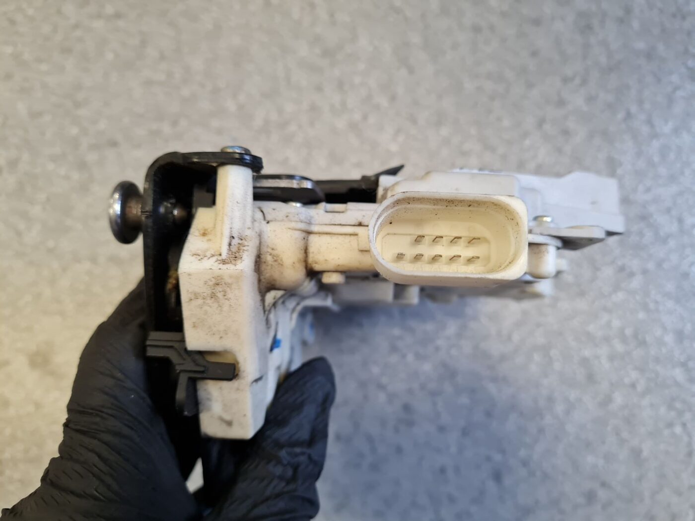 Aizmugurējo kreiso durvju slēdzene priekš AUDI A6 AVANT 2006 3 Aizmugurējo kreiso durvju slēdzene priekš AUDI A6 AVANT 2006