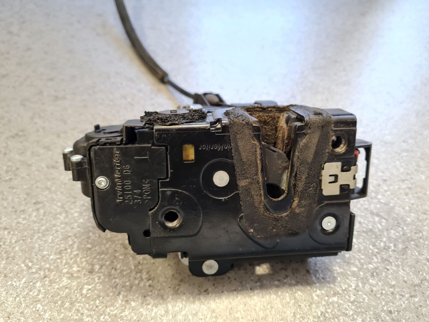 Aizmugurējo kreiso durvju slēdzene priekš ŠKODA FABIA 2008 7 Aizmugurējo kreiso durvju slēdzene priekš ŠKODA FABIA 2008