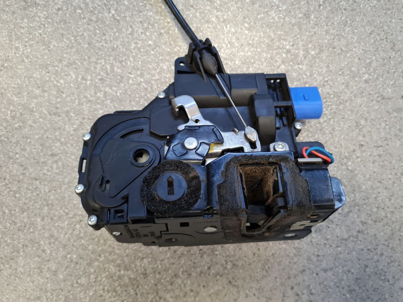 Aizmugurējo kreiso durvju slēdzene priekš ŠKODA FABIA 2008 6 Aizmugurējo kreiso durvju slēdzene priekš ŠKODA FABIA 2008