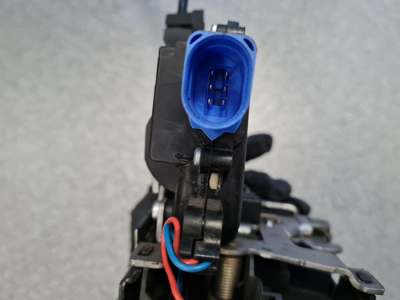 Aizmugurējo kreiso durvju slēdzene priekš ŠKODA FABIA 2008 4 Aizmugurējo kreiso durvju slēdzene priekš ŠKODA FABIA 2008