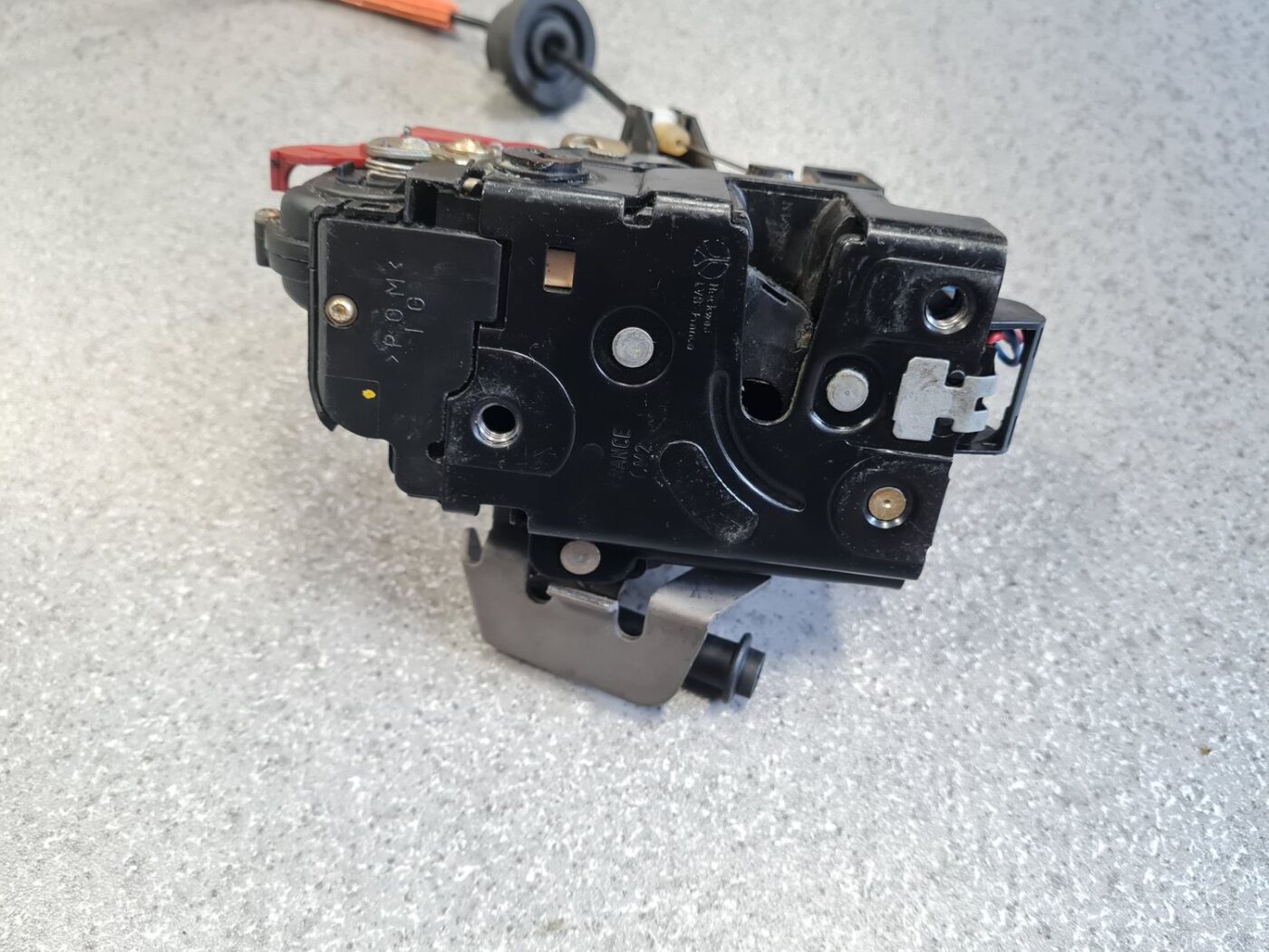 Aizmugurējo kreiso durvju slēdzene priekš AUDI A6 AVANT 2003 2 Aizmugurējo kreiso durvju slēdzene priekš AUDI A6 AVANT 2003