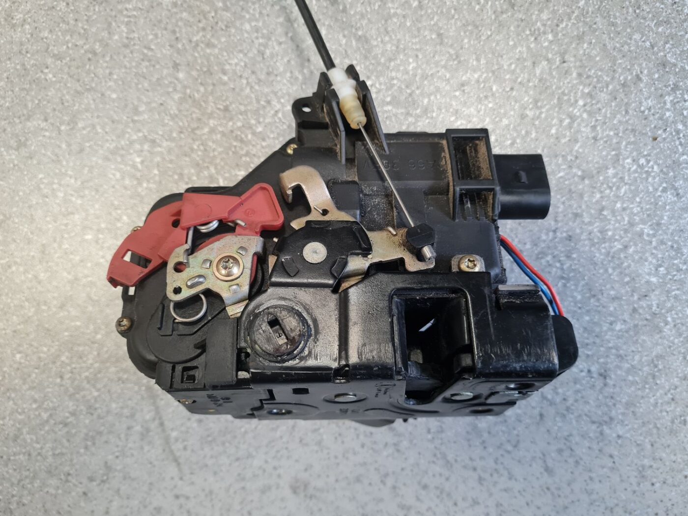 Aizmugurējo kreiso durvju slēdzene priekš AUDI A6 AVANT 2003 7 Aizmugurējo kreiso durvju slēdzene priekš AUDI A6 AVANT 2003