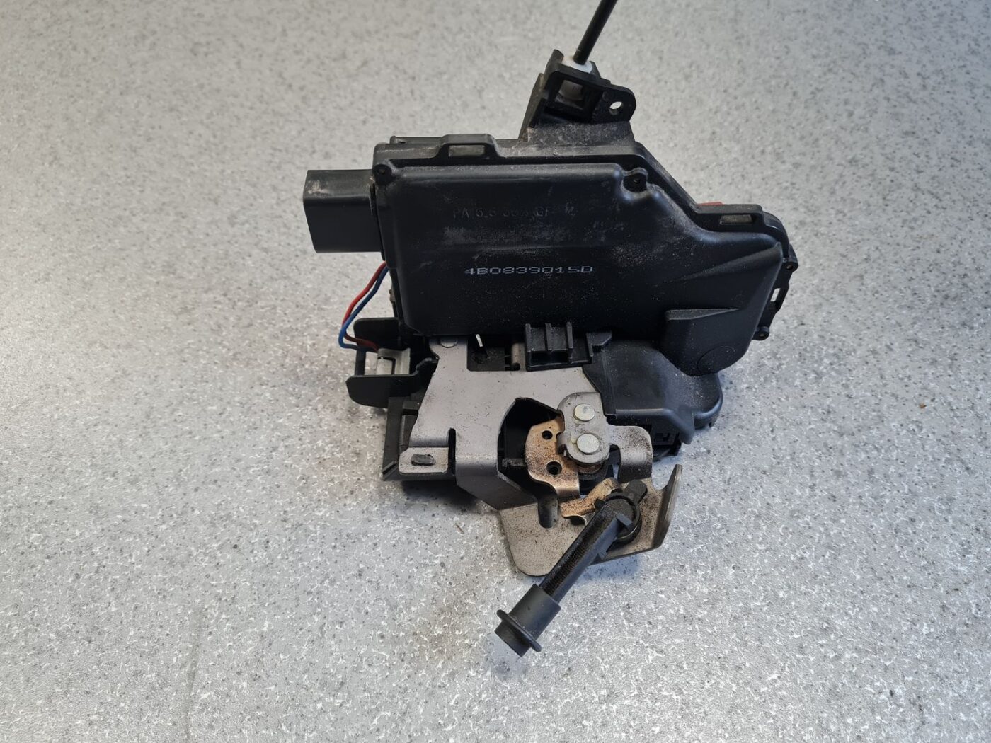 Aizmugurējo kreiso durvju slēdzene priekš AUDI A6 AVANT 2003 6 Aizmugurējo kreiso durvju slēdzene priekš AUDI A6 AVANT 2003