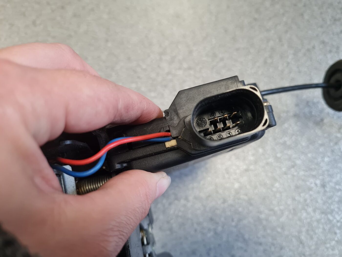 Aizmugurējo kreiso durvju slēdzene priekš AUDI A6 AVANT 2003 3 Aizmugurējo kreiso durvju slēdzene priekš AUDI A6 AVANT 2003