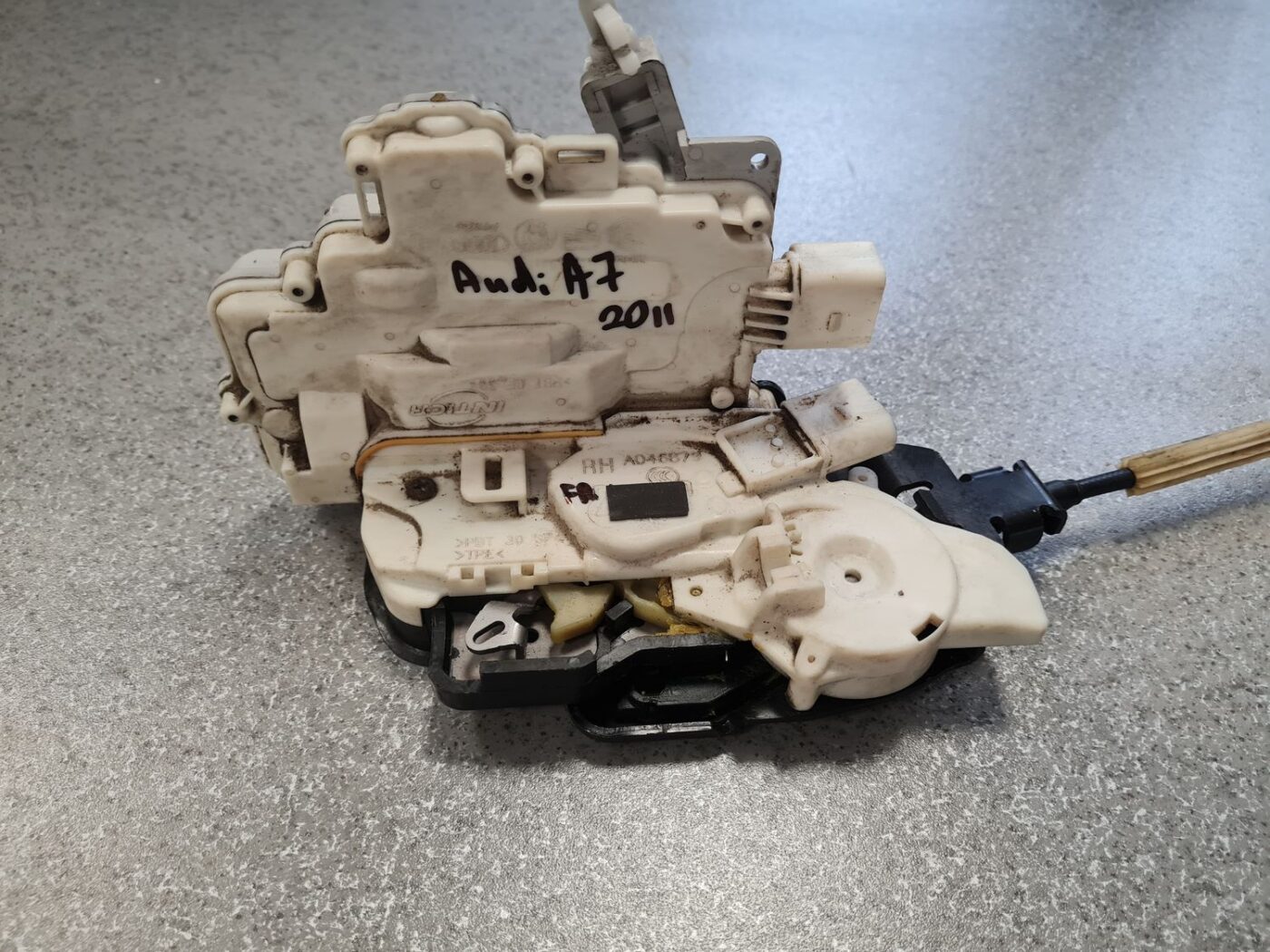 Priekšējo labo durvju slēdzene priekš AUDI A7 2011 SPORTBACK 6 Priekšējo labo durvju slēdzene priekš AUDI A7 2011 SPORTBACK