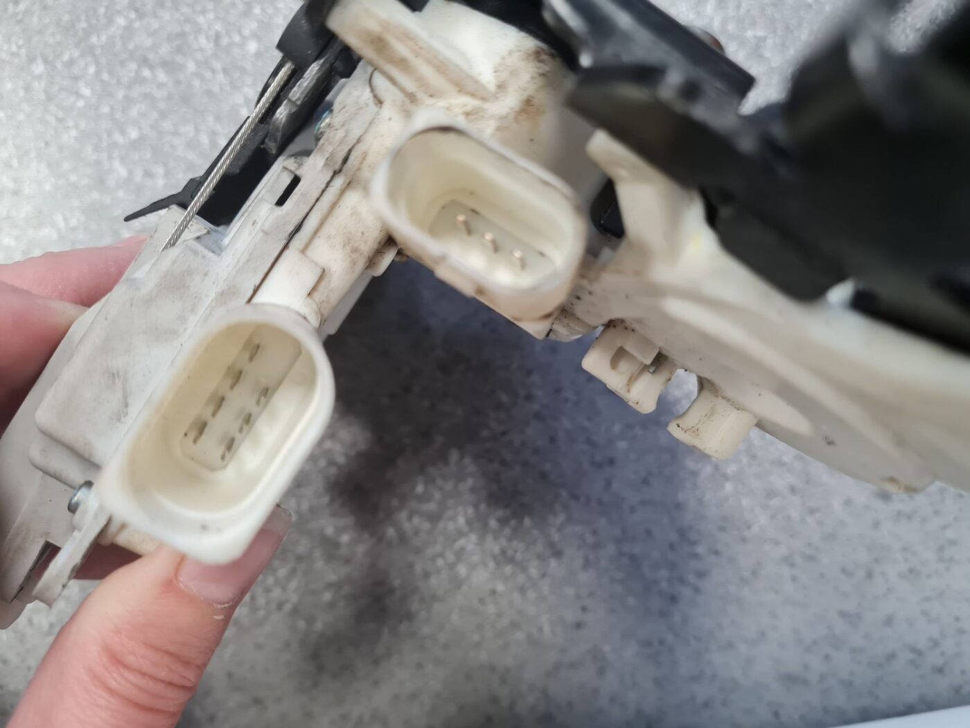 Priekšējo labo durvju slēdzene priekš AUDI A7 2011 SPORTBACK 4 Priekšējo labo durvju slēdzene priekš AUDI A7 2011 SPORTBACK