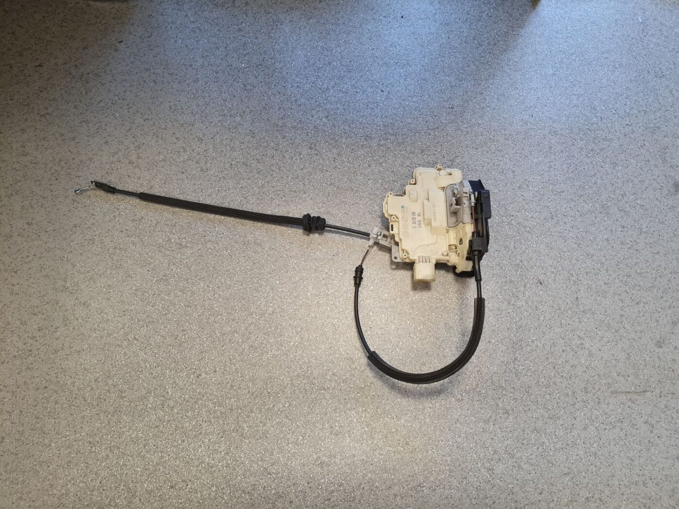 Aizmugurējo kreiso durvju slēdzene priekš VW PASSAT B6 2006 ANGL. UNIVERSAL 1 Aizmugurējo kreiso durvju slēdzene priekš VW PASSAT B6 2006 ANGL. UNIVERSAL