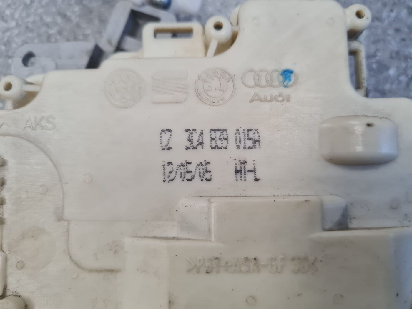 Aizmugurējo kreiso durvju slēdzene priekš VW PASSAT B6 2006 ANGL. UNIVERSAL 7 Aizmugurējo kreiso durvju slēdzene priekš VW PASSAT B6 2006 ANGL. UNIVERSAL