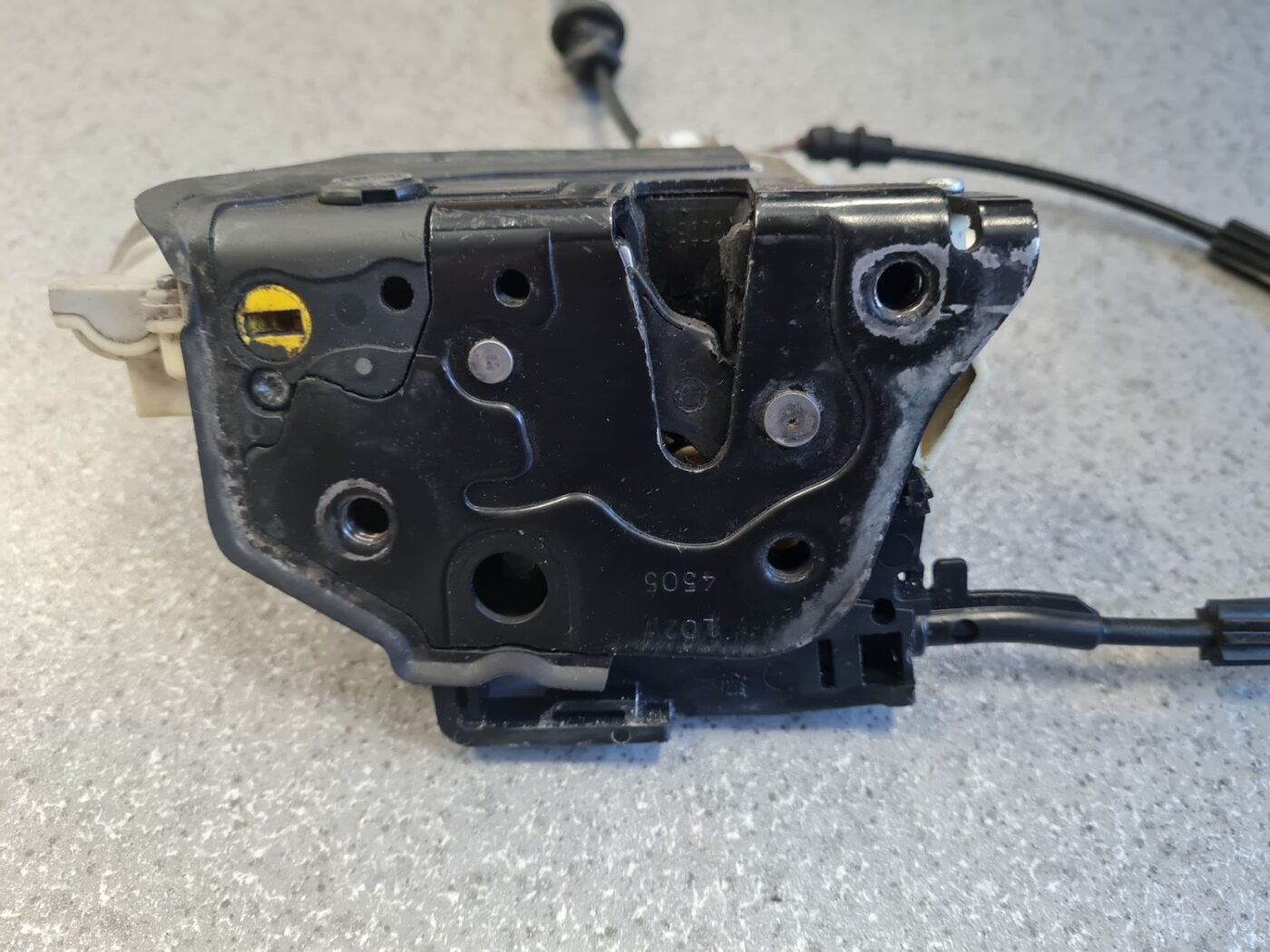 Aizmugurējo kreiso durvju slēdzene priekš VW PASSAT B6 2006 ANGL. UNIVERSAL 6 Aizmugurējo kreiso durvju slēdzene priekš VW PASSAT B6 2006 ANGL. UNIVERSAL