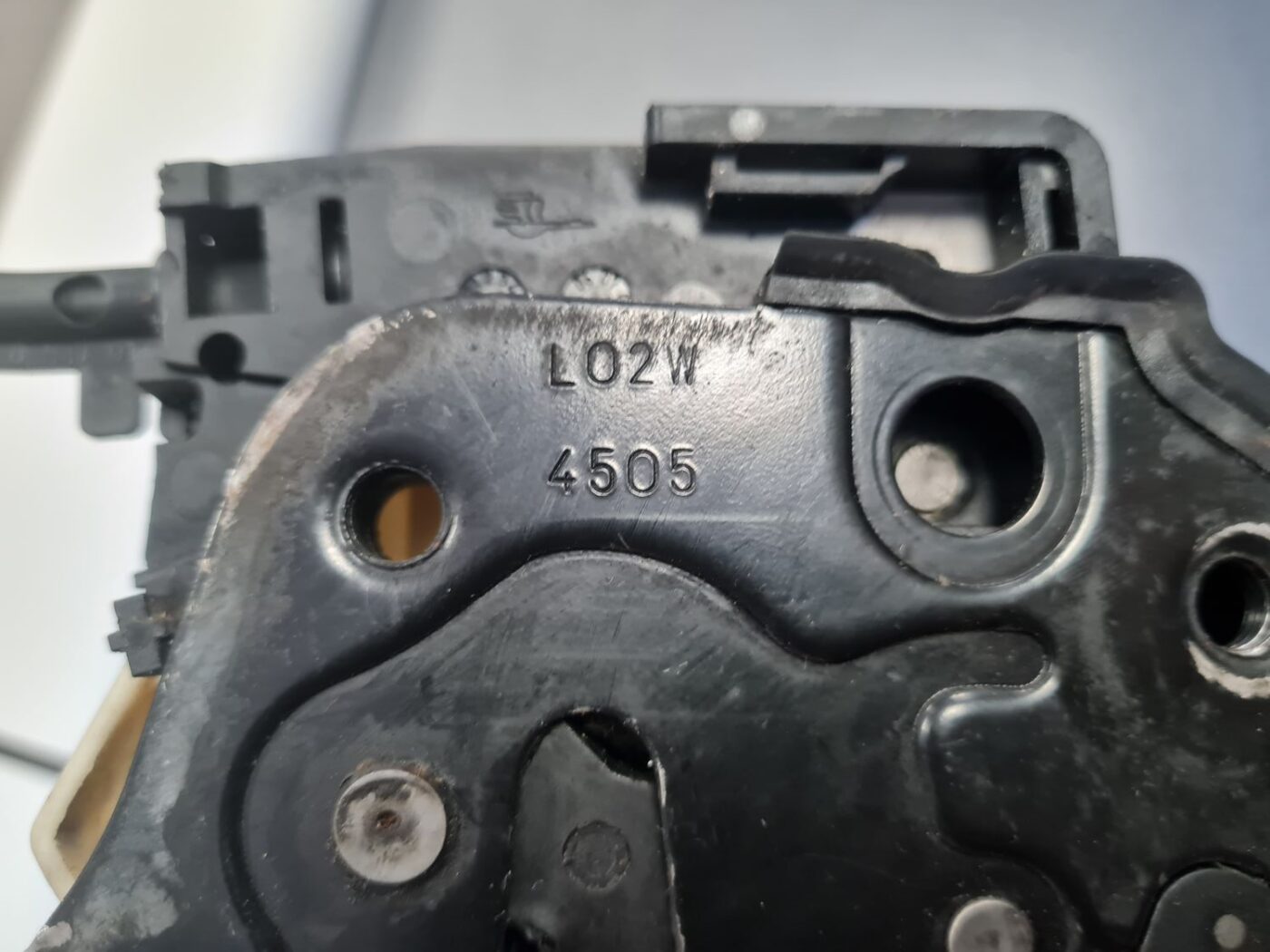 Aizmugurējo kreiso durvju slēdzene priekš VW PASSAT B6 2006 ANGL. UNIVERSAL 3 Aizmugurējo kreiso durvju slēdzene priekš VW PASSAT B6 2006 ANGL. UNIVERSAL