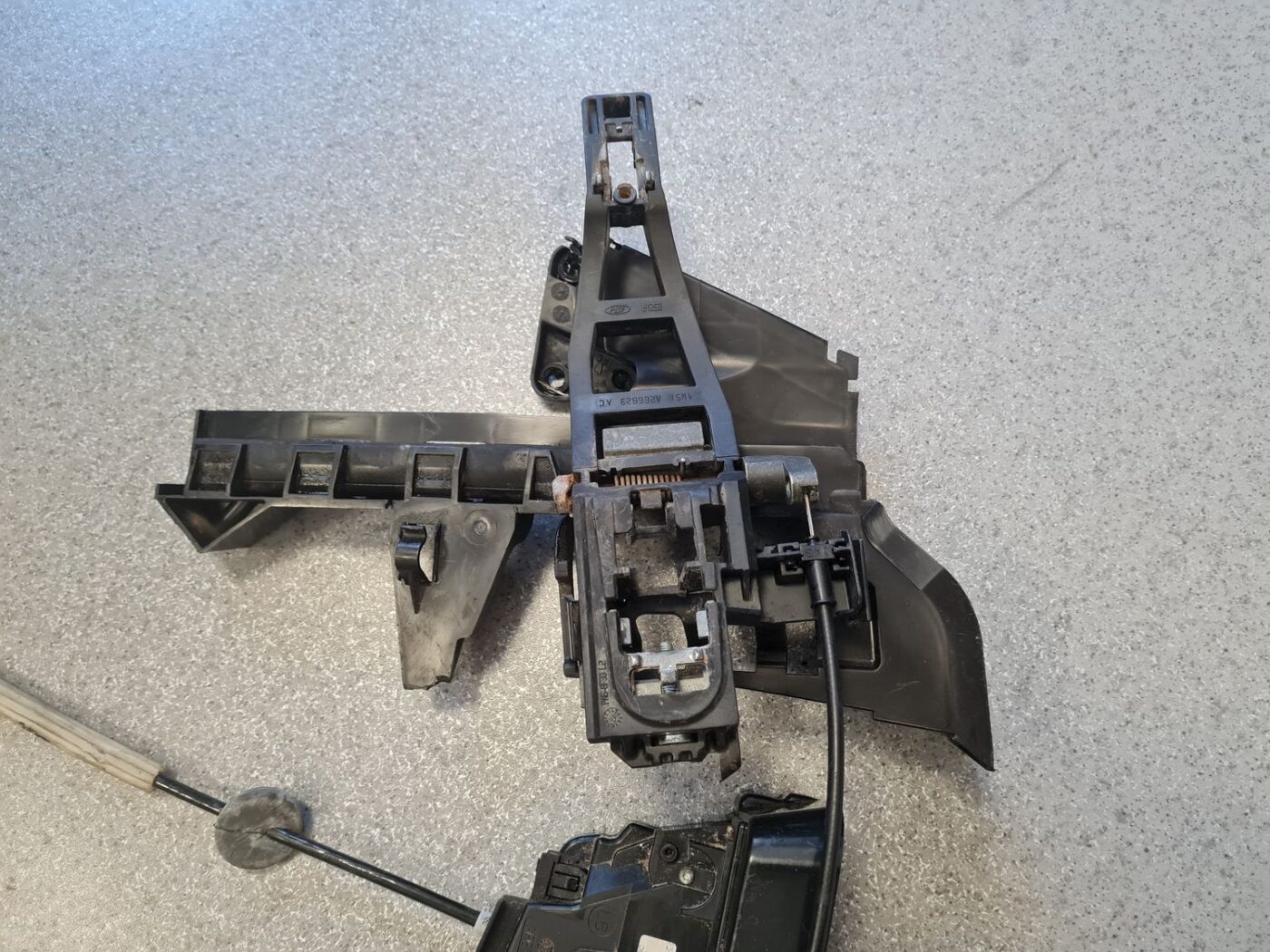 Aizmugurējo kreiso durvju slēdzene priekš FORD FOCUS 2006 13 Aizmugurējo kreiso durvju slēdzene priekš FORD FOCUS 2006