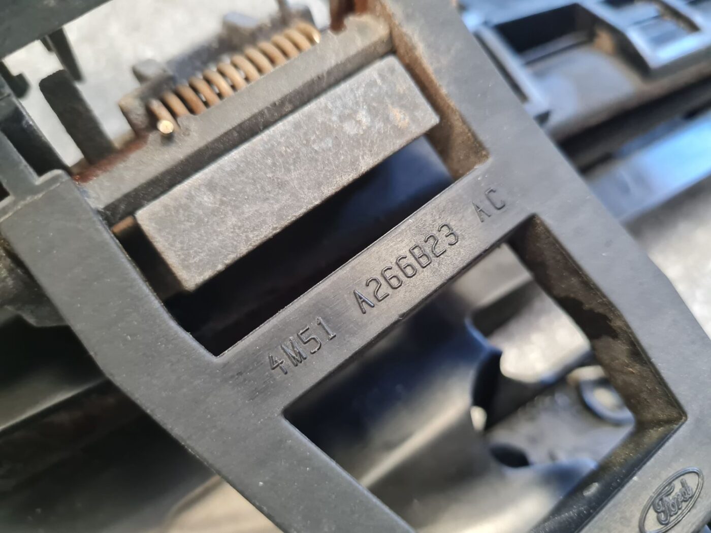 Aizmugurējo kreiso durvju slēdzene priekš FORD FOCUS 2006 12 Aizmugurējo kreiso durvju slēdzene priekš FORD FOCUS 2006