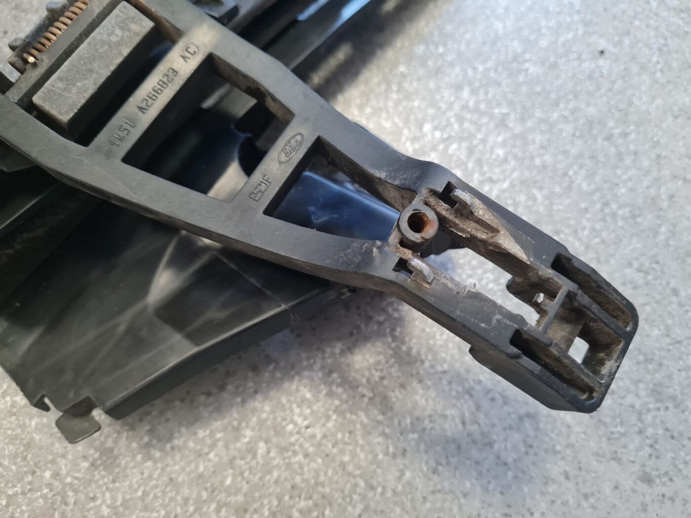 Aizmugurējo kreiso durvju slēdzene priekš FORD FOCUS 2006 11 Aizmugurējo kreiso durvju slēdzene priekš FORD FOCUS 2006