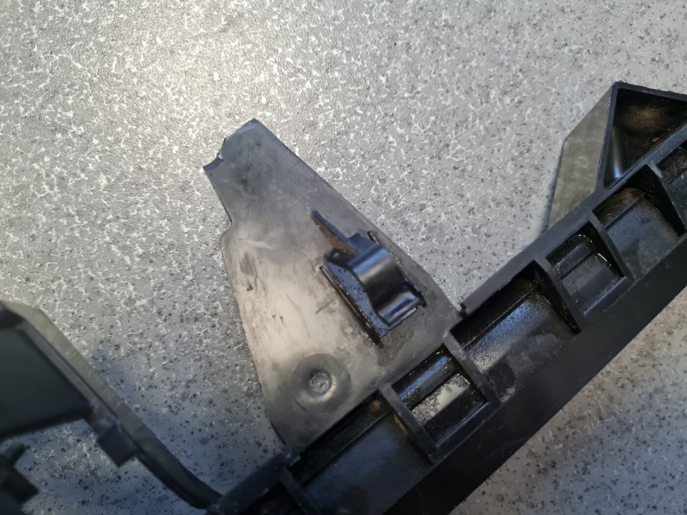 Aizmugurējo kreiso durvju slēdzene priekš FORD FOCUS 2006 10 Aizmugurējo kreiso durvju slēdzene priekš FORD FOCUS 2006