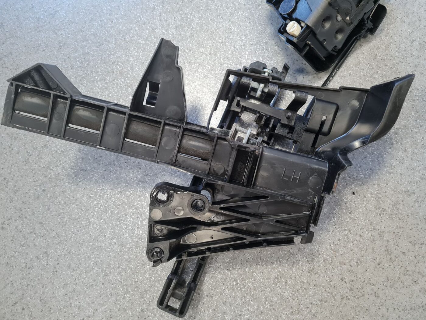 Aizmugurējo kreiso durvju slēdzene priekš FORD FOCUS 2006 9 Aizmugurējo kreiso durvju slēdzene priekš FORD FOCUS 2006