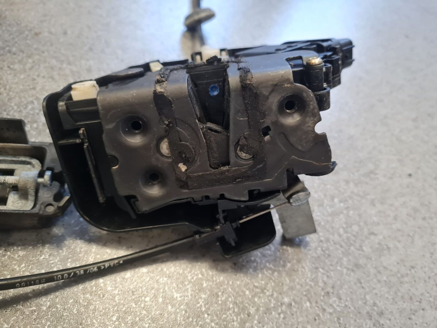 Aizmugurējo kreiso durvju slēdzene priekš FORD FOCUS 2006 7 Aizmugurējo kreiso durvju slēdzene priekš FORD FOCUS 2006