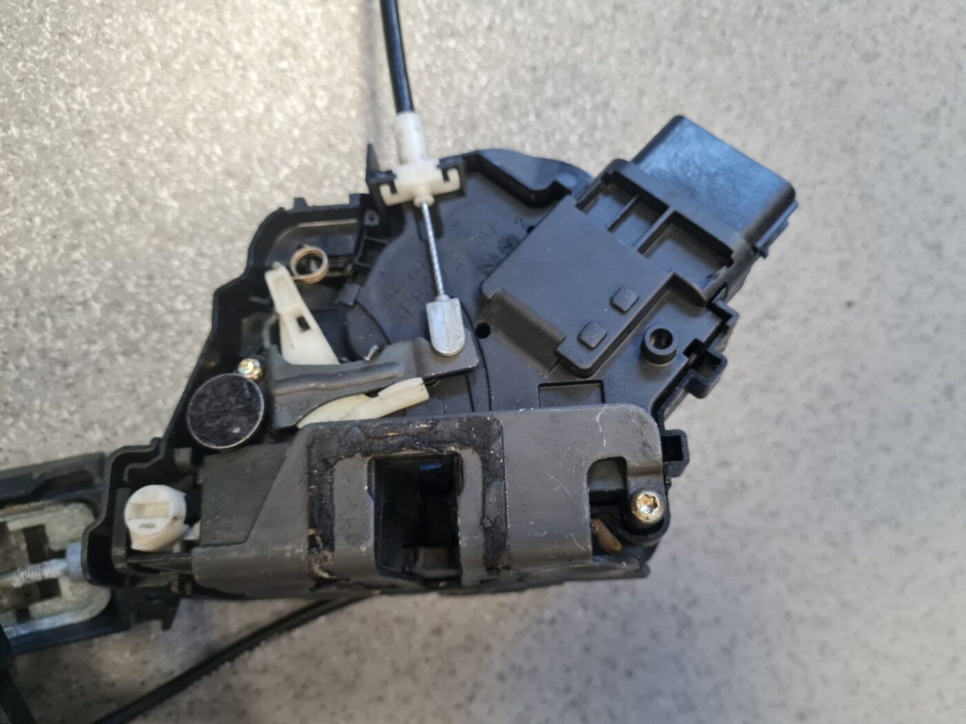 Aizmugurējo kreiso durvju slēdzene priekš FORD FOCUS 2006 6 Aizmugurējo kreiso durvju slēdzene priekš FORD FOCUS 2006