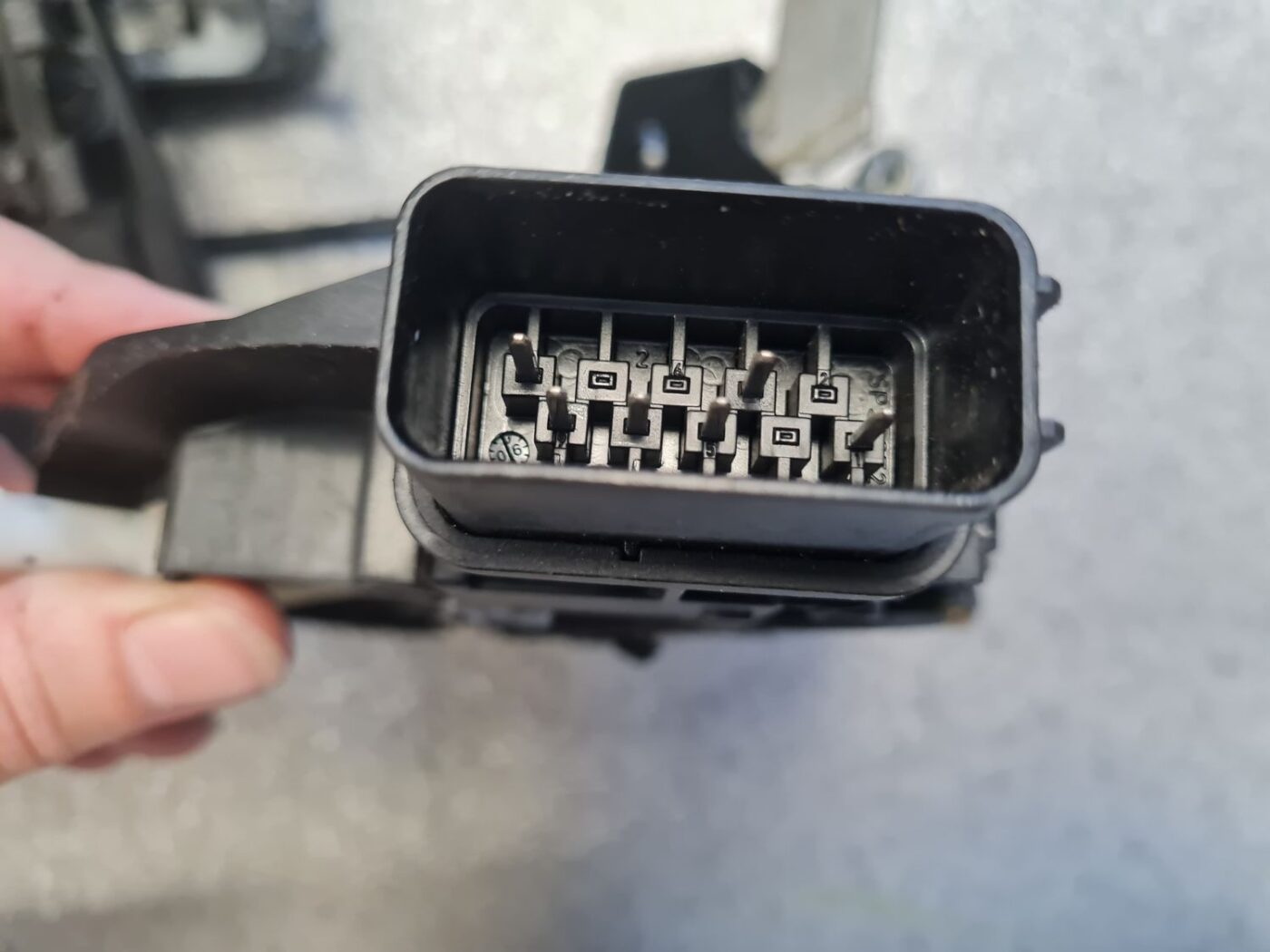 Aizmugurējo kreiso durvju slēdzene priekš FORD FOCUS 2006 4 Aizmugurējo kreiso durvju slēdzene priekš FORD FOCUS 2006