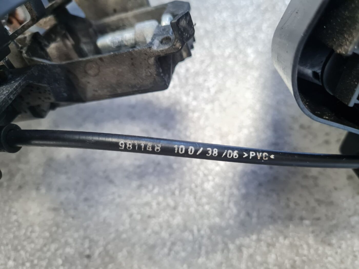 Aizmugurējo kreiso durvju slēdzene priekš FORD FOCUS 2006 3 Aizmugurējo kreiso durvju slēdzene priekš FORD FOCUS 2006