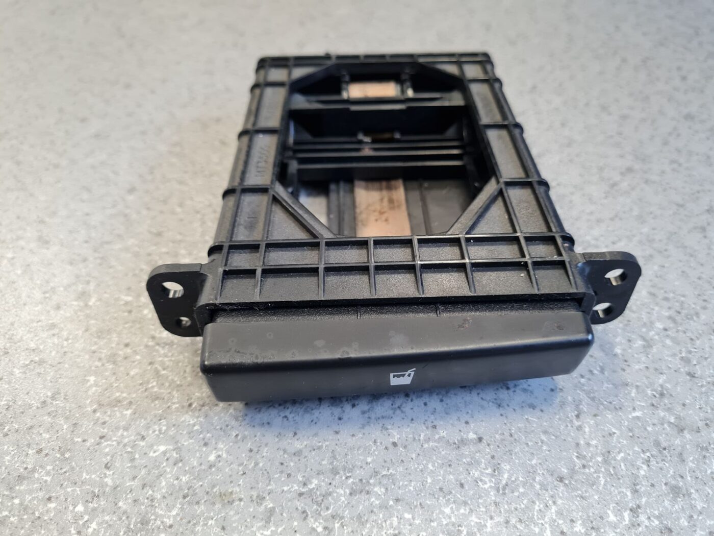 Krūzes turētājs priekš TOYOTA AVENSIS 2008 2 Krūzes turētājs priekš TOYOTA AVENSIS 2008