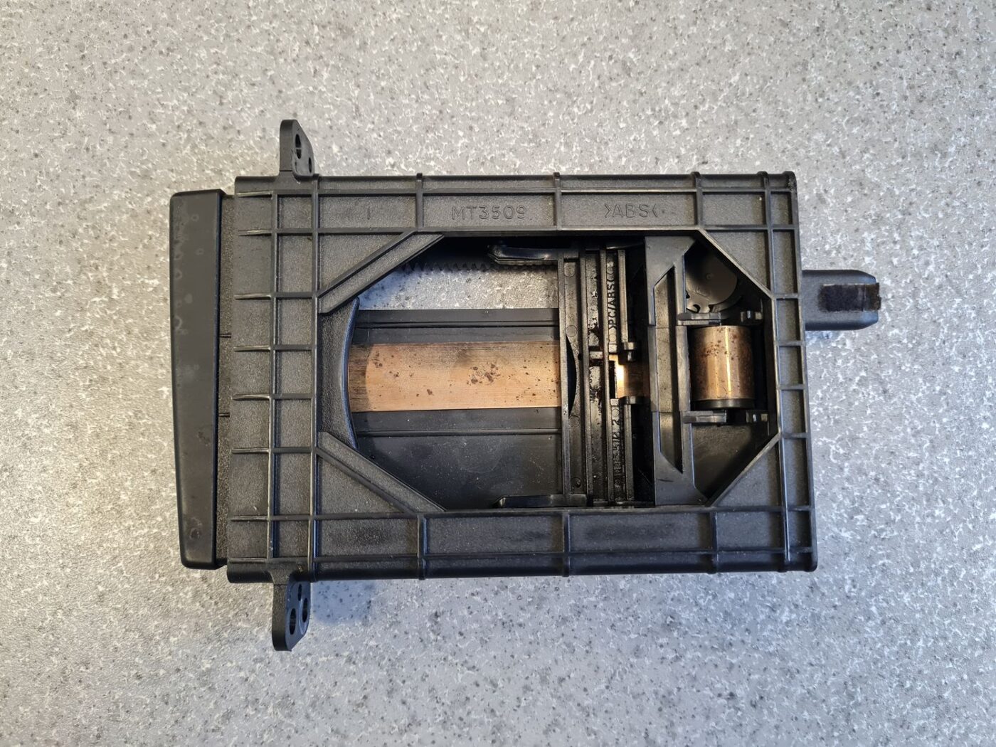 Krūzes turētājs priekš TOYOTA AVENSIS 2008 7 Krūzes turētājs priekš TOYOTA AVENSIS 2008