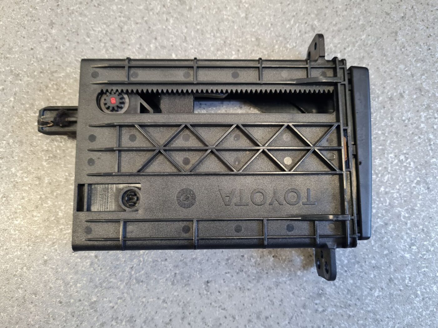 Krūzes turētājs priekš TOYOTA AVENSIS 2008 5 Krūzes turētājs priekš TOYOTA AVENSIS 2008