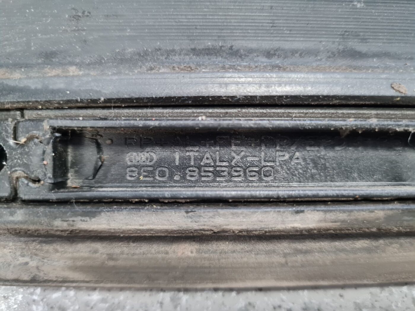 Priekšējo labo durvju moldings priekš AUDI A4 2008 AVANT 3 Priekšējo labo durvju moldings priekš AUDI A4 2008 AVANT