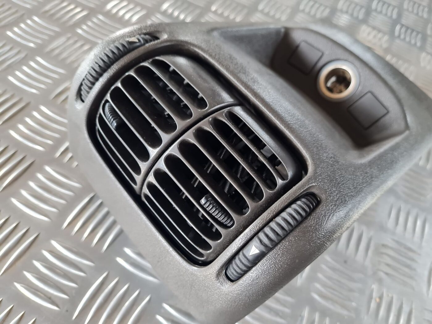 Centrālās konsoles (apdares) aizmugurēja daļa priekš SAAB 9-5 1999 2 Centrālās konsoles (apdares) aizmugurēja daļa priekš SAAB 9-5 1999