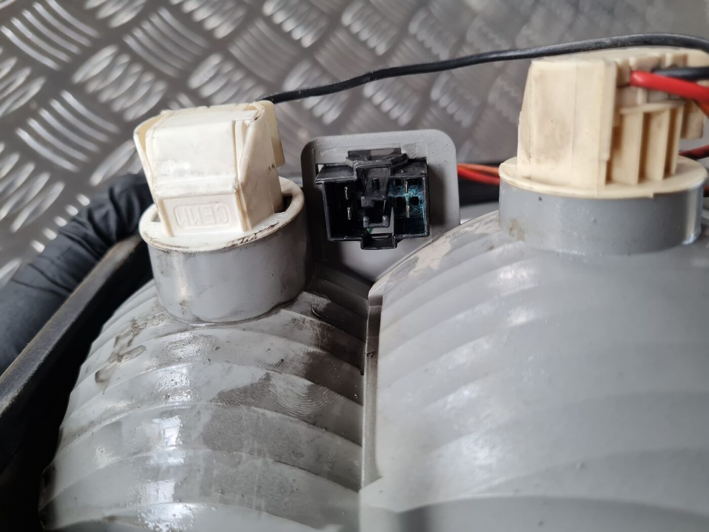 Bagāžnieka vāka kreisais lukturis priekš SAAB 9-5 1999 3 Bagāžnieka vāka kreisais lukturis priekš SAAB 9-5 1999