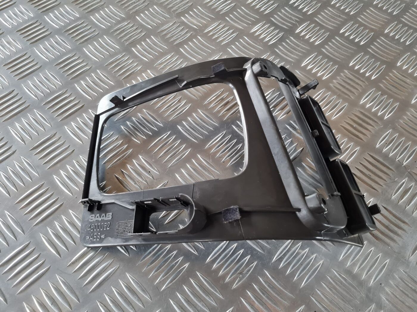 Dekoratīvs rāmis pārnesumu selektoram priekš SAAB 9-5 1999 2 Dekoratīvs rāmis pārnesumu selektoram priekš SAAB 9-5 1999