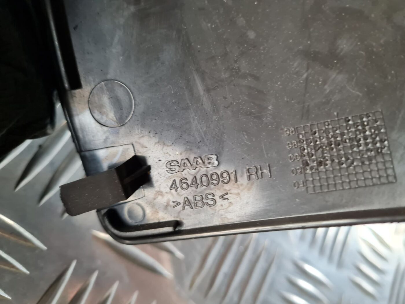 Mērinstrumentu paneļa sānu apdare priekš SAAB 9-5 1999 3 Mērinstrumentu paneļa sānu apdare priekš SAAB 9-5 1999