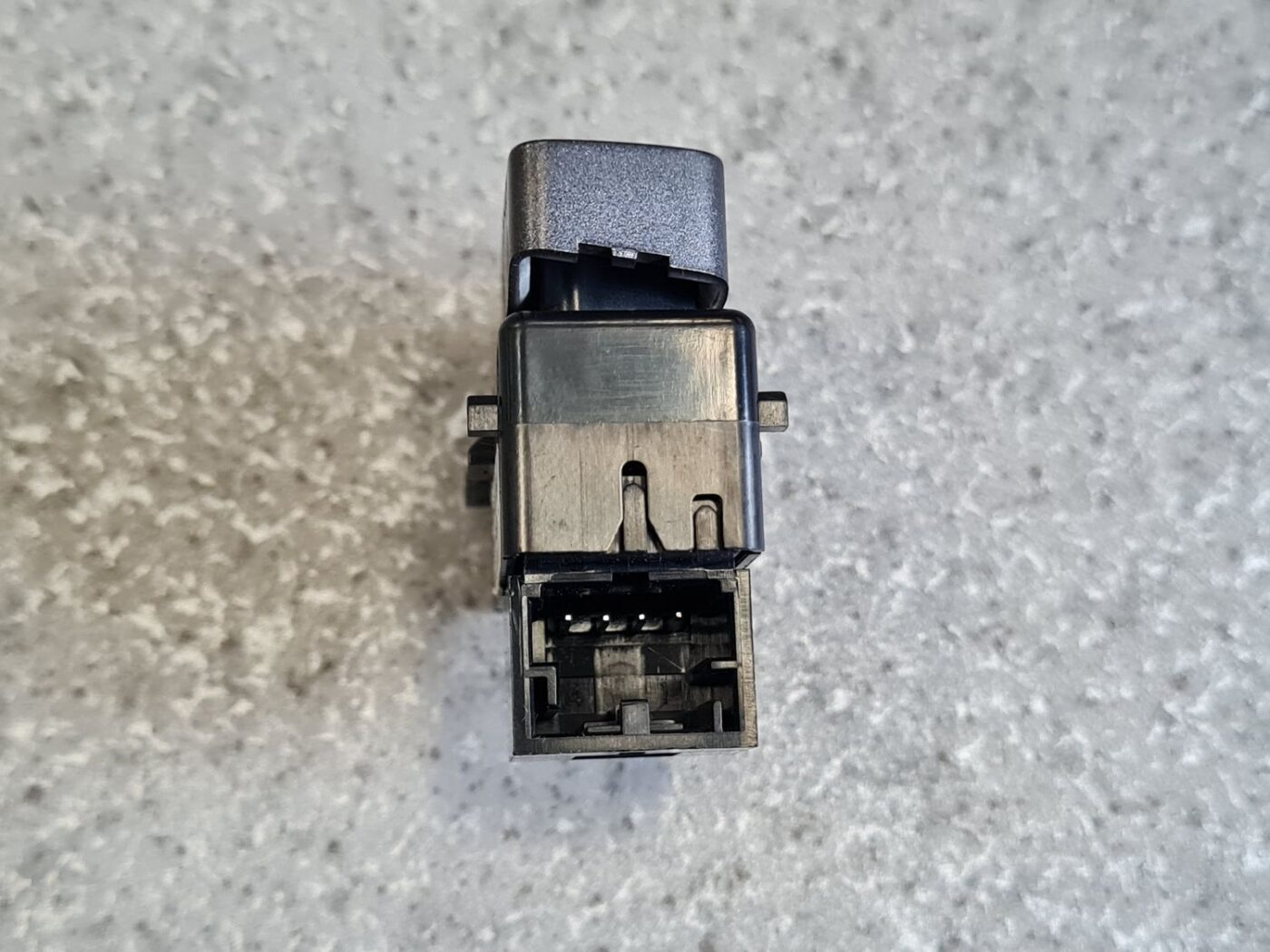 Atvēršanas/aizvēršanas poga priekš VW PHAETON 2003 4 Atvēršanas/aizvēršanas poga priekš VW PHAETON 2003