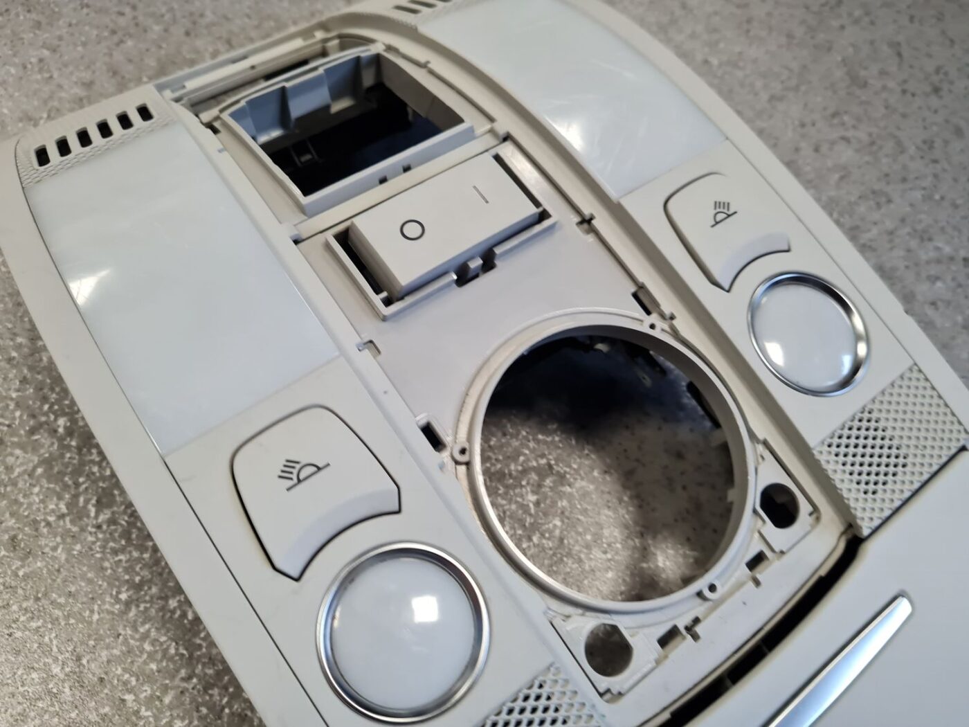 Salona apgaismojuma panelis priekš AUDI A6 2008 9 Salona apgaismojuma panelis priekš AUDI A6 2008