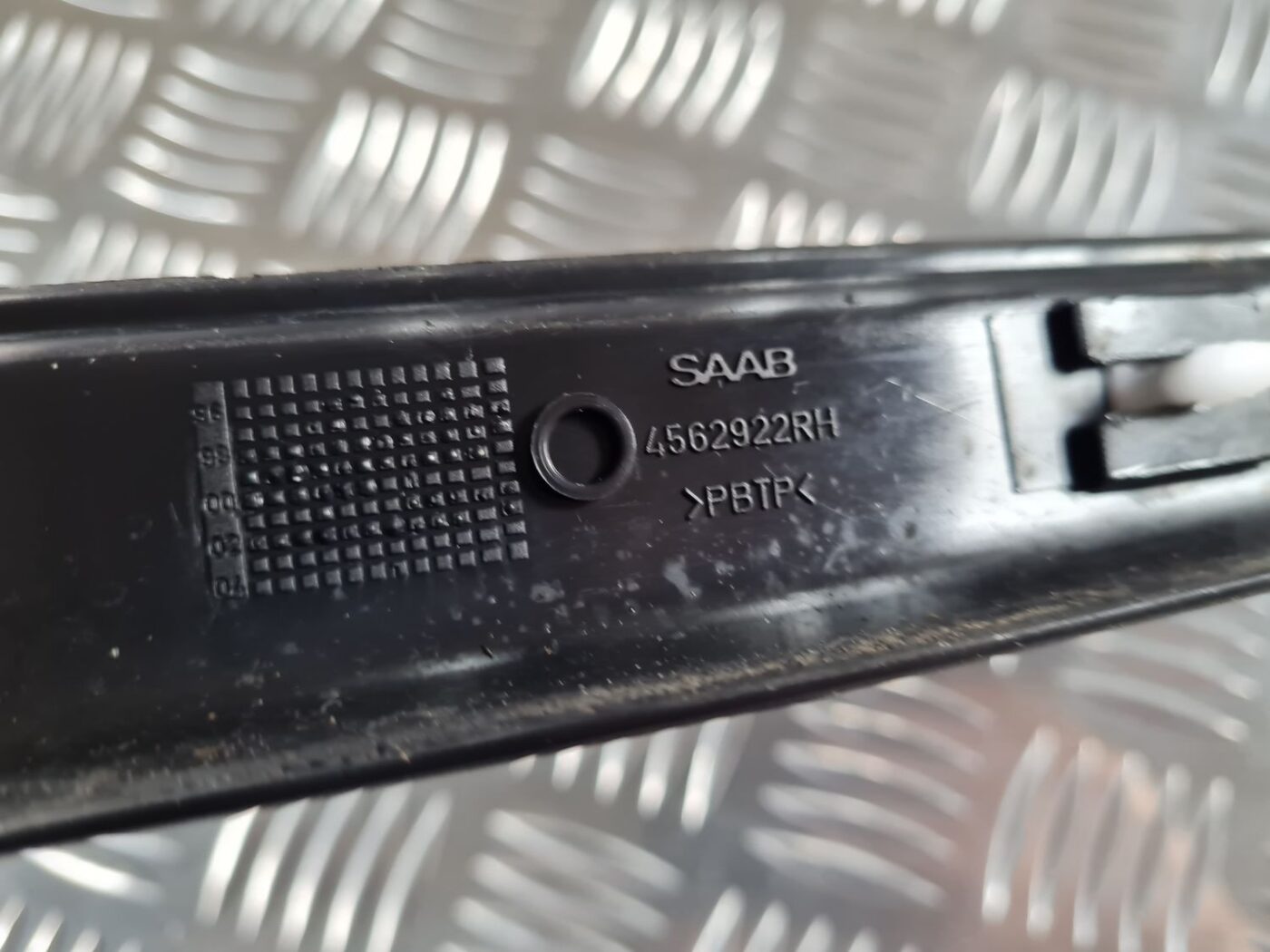 Sliekšņa aizmugurēja laba uzlika (salonā) priekš SAAB 9-5 1999 3 Sliekšņa aizmugurēja laba uzlika (salonā) priekš SAAB 9-5 1999