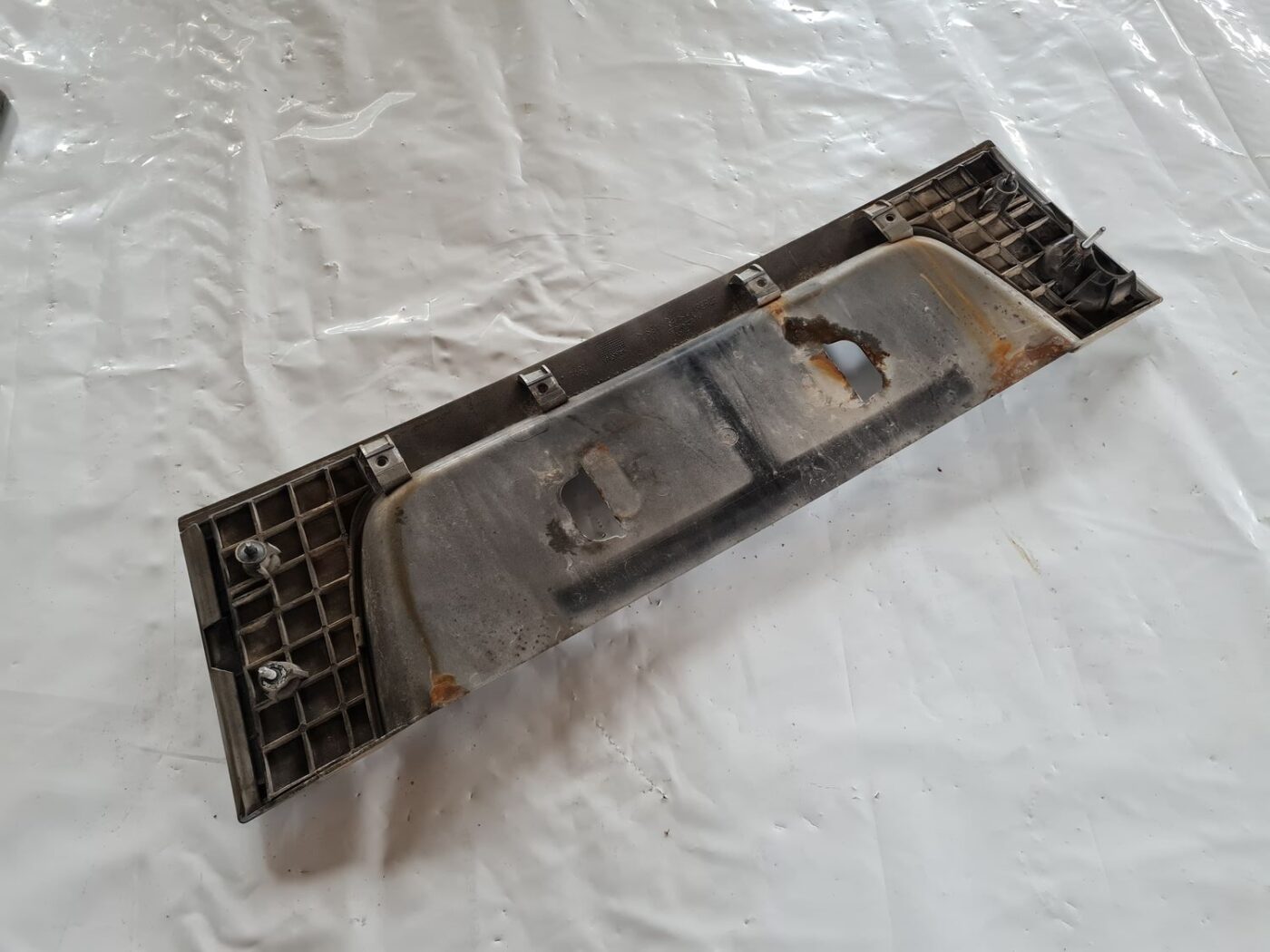 Bagāžnieka vaka uzlika priekš SAAB 9-5 1999 7 Bagāžnieka vaka uzlika priekš SAAB 9-5 1999