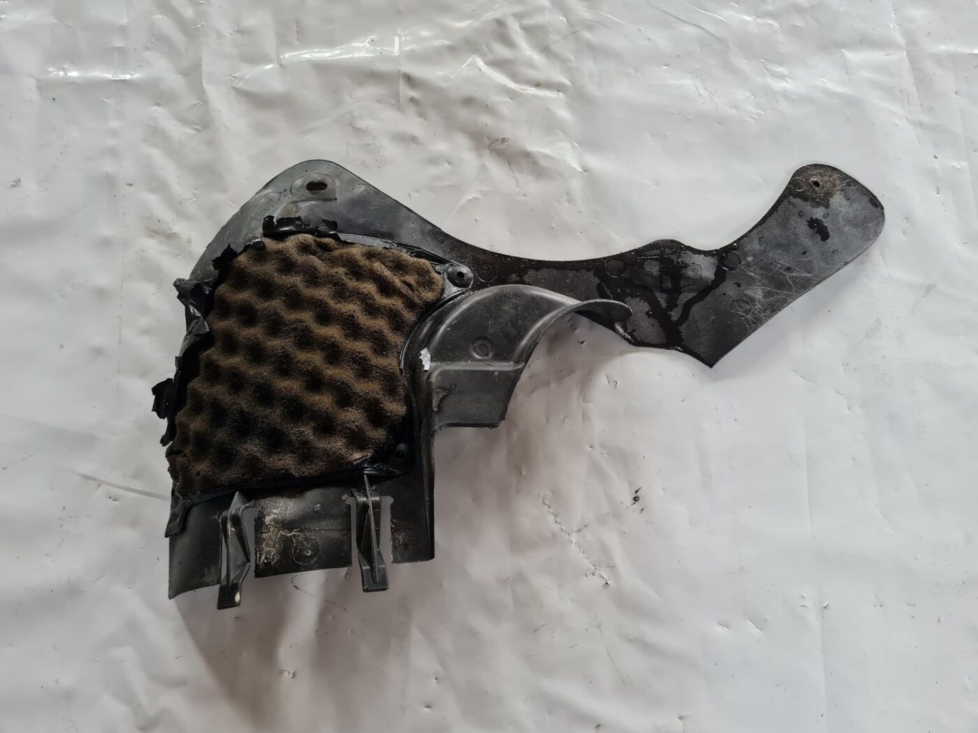 Dzinēja aizsargdaļas priekš SAAB 9-5 1999 3 Dzinēja aizsargdaļas priekš SAAB 9-5 1999