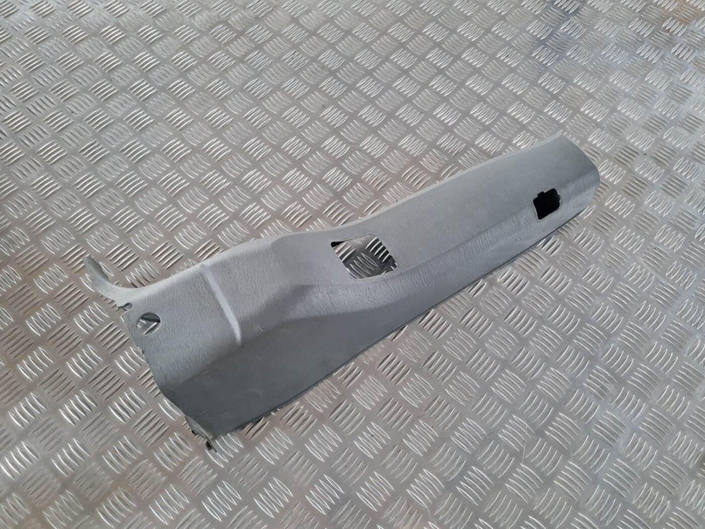 Vidējas salona statnes apdare priekš CHRYSLER VOYAGER 2006 1 Vidējas salona statnes apdare priekš CHRYSLER VOYAGER 2006