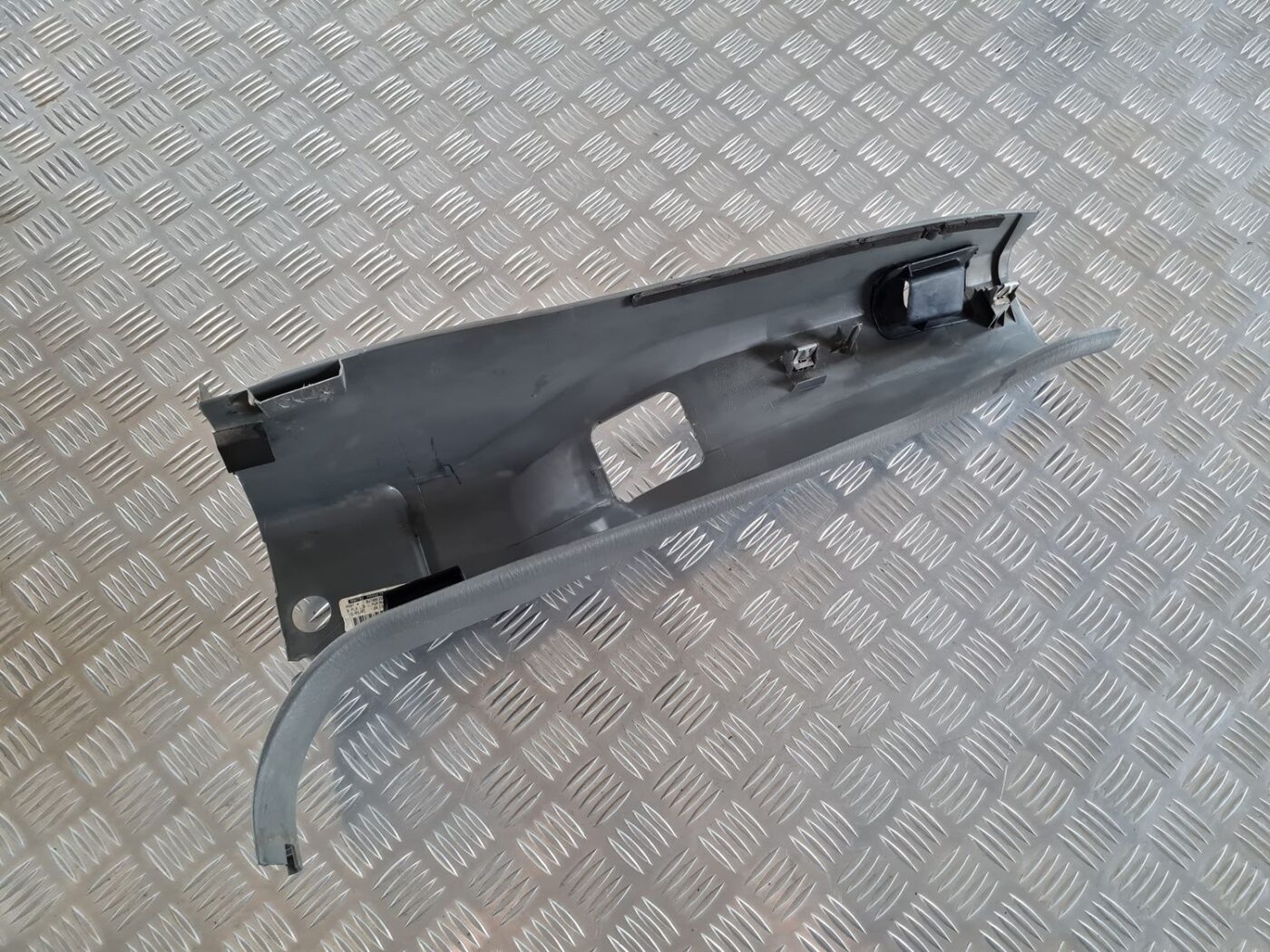 Vidējas salona statnes apdare priekš CHRYSLER VOYAGER 2006 2 Vidējas salona statnes apdare priekš CHRYSLER VOYAGER 2006